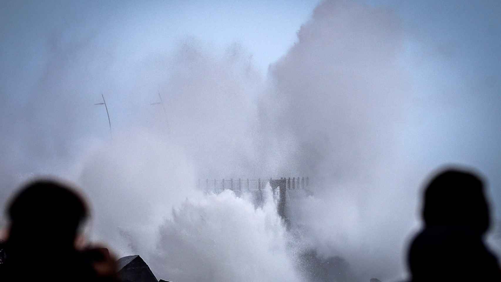 Dos personas contemplan el temporal, que mantiene a 24 provincias en alerta, en el País Vasco / EFE