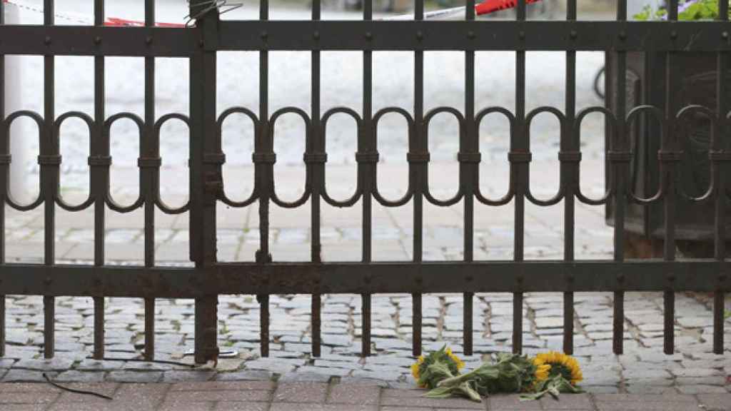 Unos girasoles detrás de la verja que separa el lugar del atentado en Ansbach.