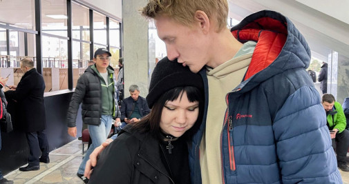 Dos jóvenes rusos tras cruzar la frontera entre Rusia y Kazajistán en Astaná / EFE