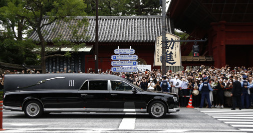 Un coche fúnebre con el cuerpo del ex primer ministro Shinzo Abe sale del templo Zojoji en Tokio / EP