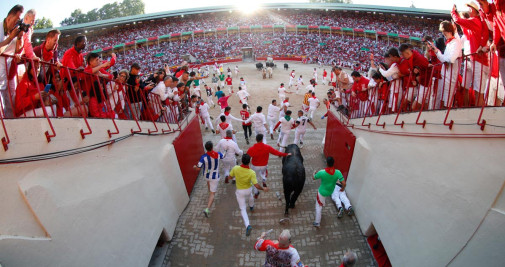 El segundo encierro de los Sanfermines / RODRIGO JIMÉNEZ - EFE