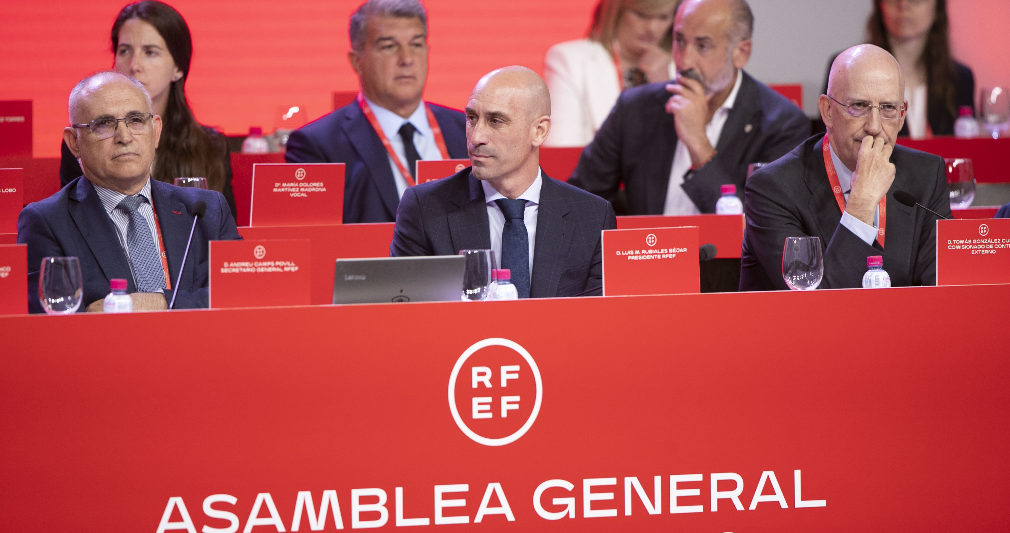 El presidente de la Federación Española de Fútbol (RFEF), Luis Rubiales (C), durante la Asamblea General de la RFEF celebrada este lunes en Madrid / EP