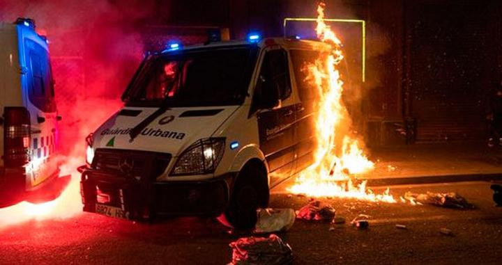 El ataque incendiario contra una furgoneta de la Urbana en Barcelona el sábado / EP