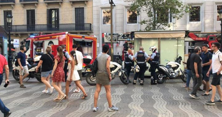 Peatones en Las Ramblas observan como trabajan los bomberos / CG