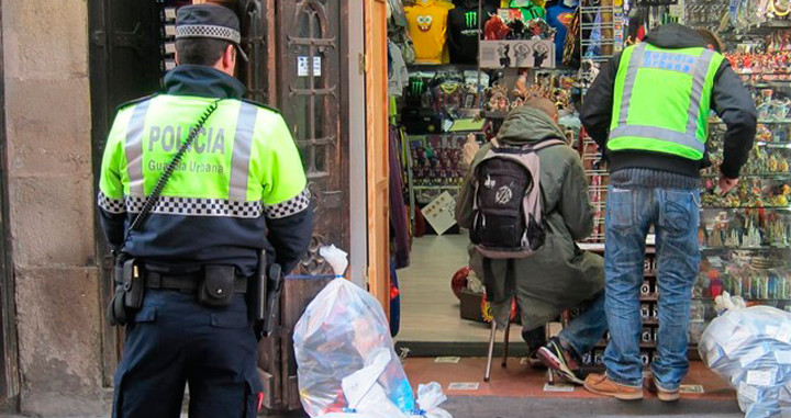 Agentes de la Guardia Urbana en el barrio del Raval de Barcelona / CG