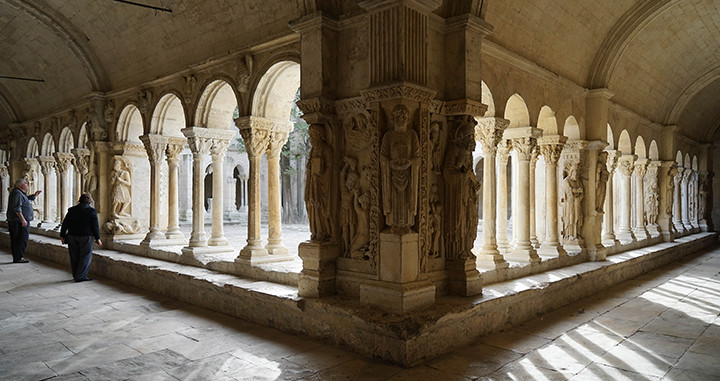 Claustro de Saint Throphime / YOLANDA CARDO