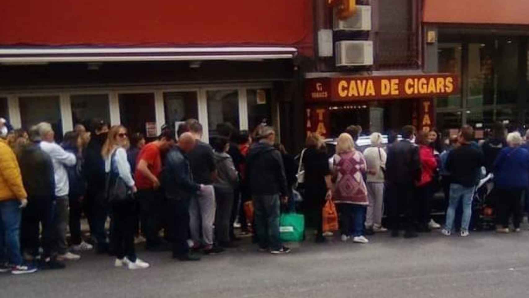 Cola para comprar tabaco, más barato que en Francia, en estancos de El Pertús / TWITTER