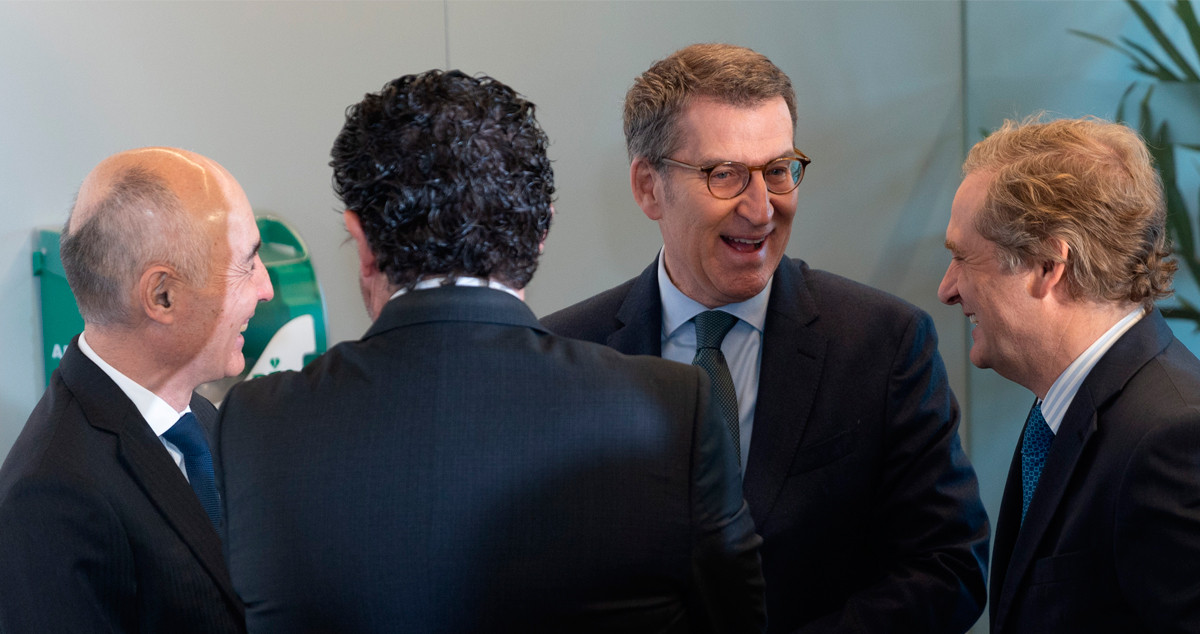 El presidente de Ferrovial, Rafael del Pino (izq.), junto al presidente del PP, Alberto Núñez-Feijóo (a su izq.), en una reciente edición del Foro Abc / EP