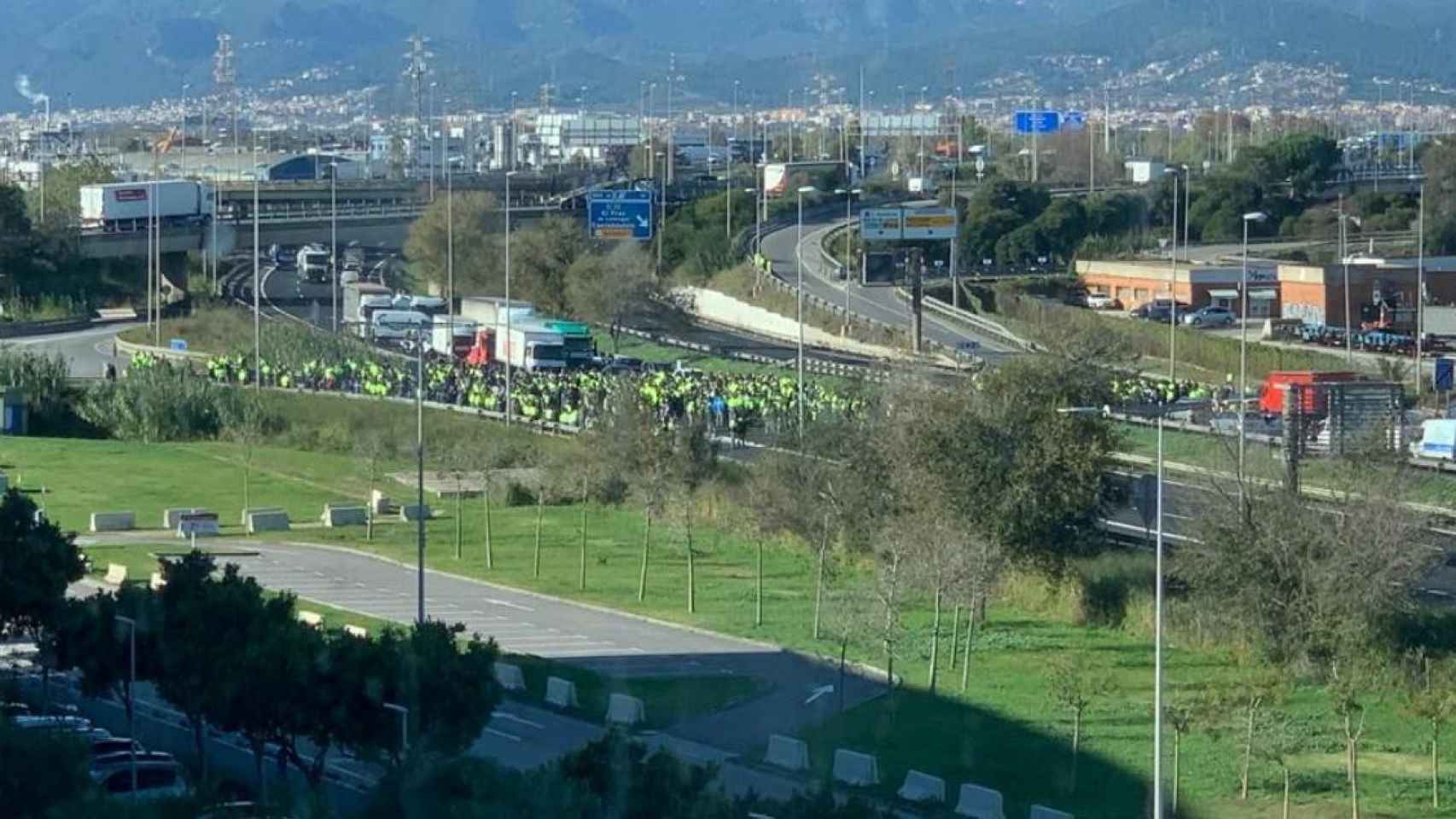 Los trabajadores de Nissan cortan la Ronda Litoral tras las exigencias de GWM / CEDIDA