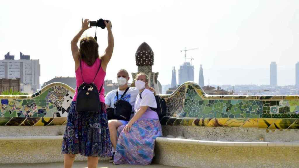 Turistas en la plaza de la Natura del Park Güell de Barcelona / EP