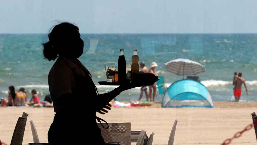 Trabajadores. Una camarera en un chiringuito de playa / EFE