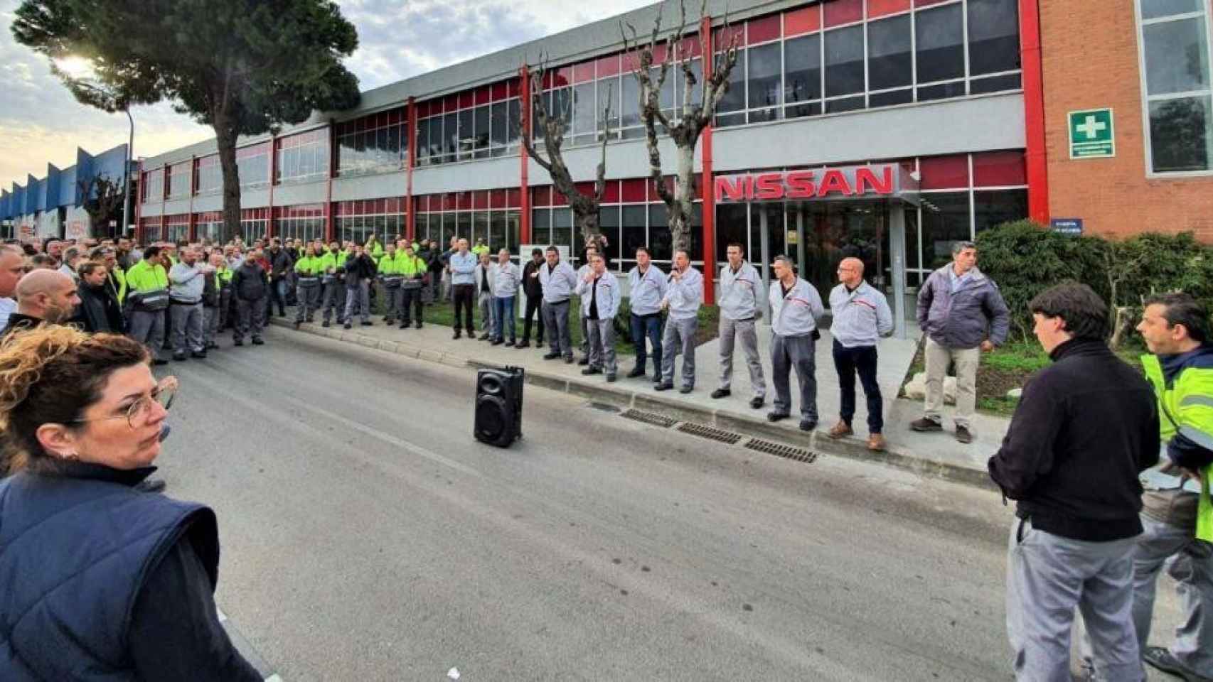 Concentración de trabajadores de Nissan frente al director general en la Zona Franca / CCOO