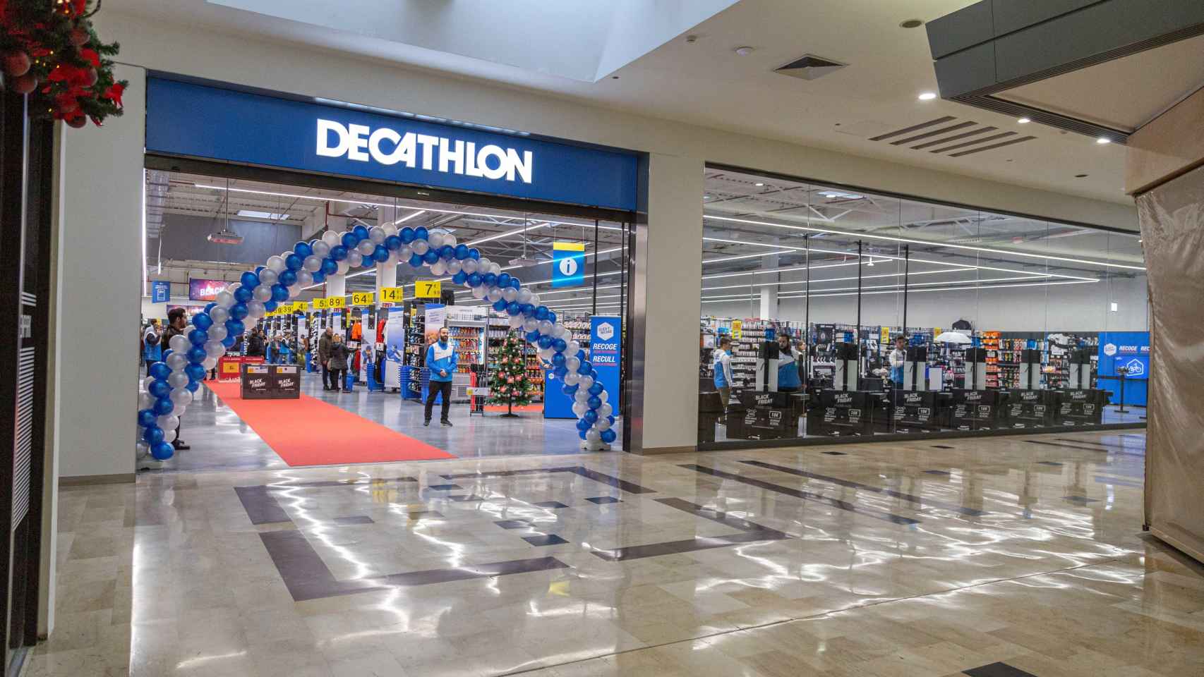 Una tienda de Decathlon, cerrada ahora por el estado de alarma / EUROPA PRESS