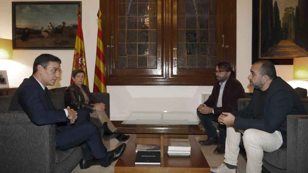 El presidente del Gobierno, Pedro Sánchez, junto a los representantes de los sindicatos en Cataluña / EFE