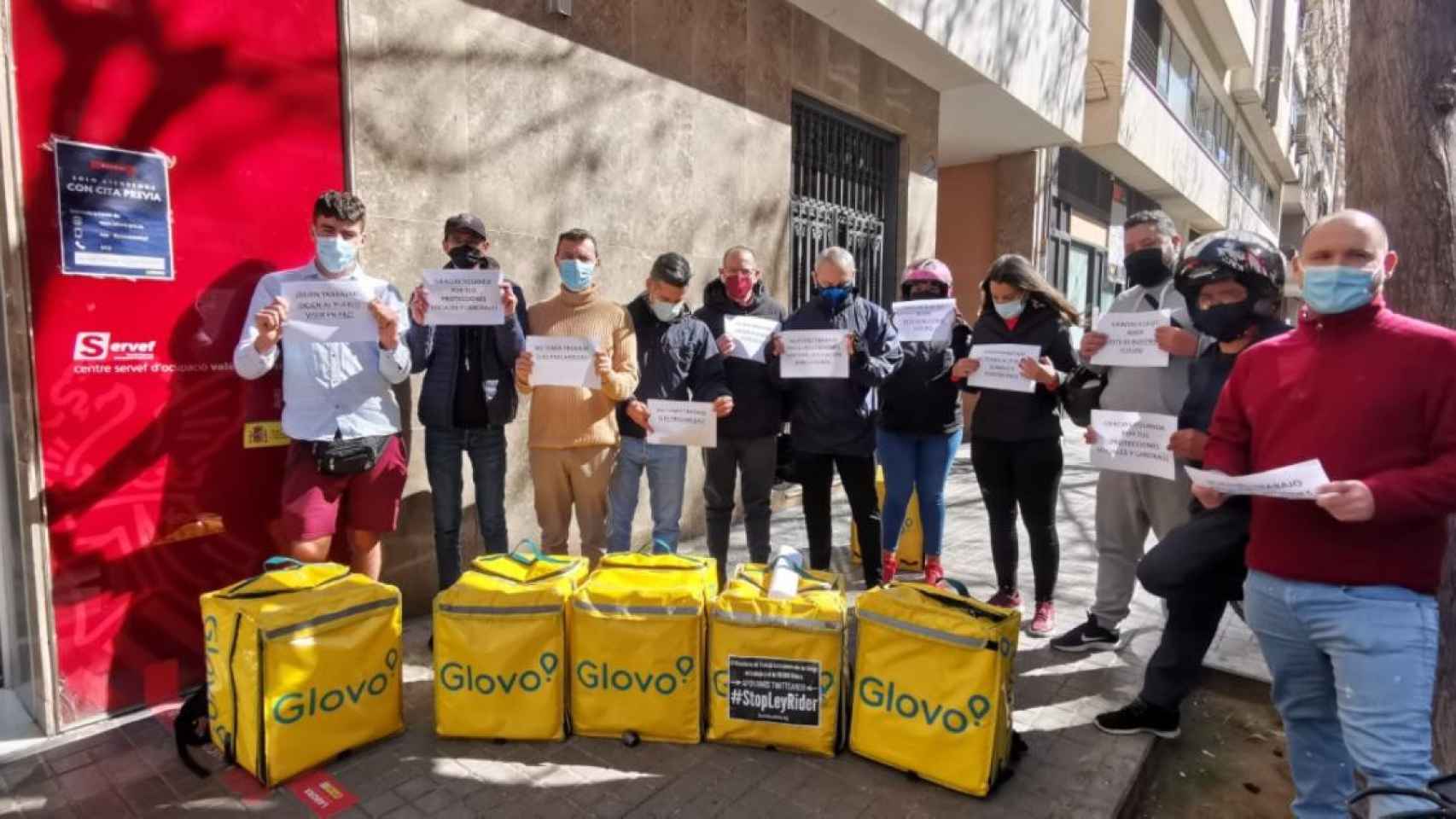 Manifestación de 'riders' frente a las oficinas del INEM / APRA