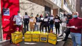 Manifestación de 'riders' frente a las oficinas del INEM / APRA