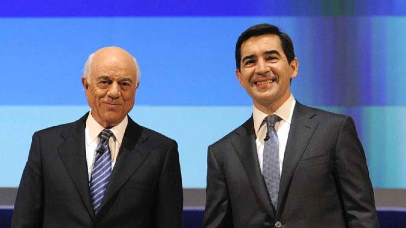 El presidente de BBVA, Carlos Torres (d), con su predecesor en el cargo y actual presidente honorífico, Francisco González / EFE