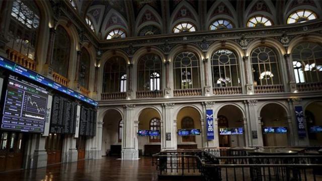 Panel informativo de la Bolsa de Madrid / EFE