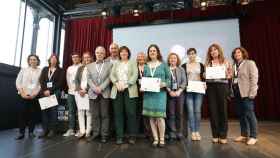 Laia Ortiz (c), teniente de alcalde del Ayuntamiento de Barcelona entrega los premios de las empresas que han participado en el programa 'Làbora' / CG