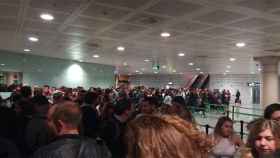 Colas en el Aeropuerto de El Prat este lunes / Twitter @pepsimola