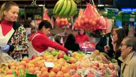 Varios clientes compran en una frutería en una imagen de archivo / EFE