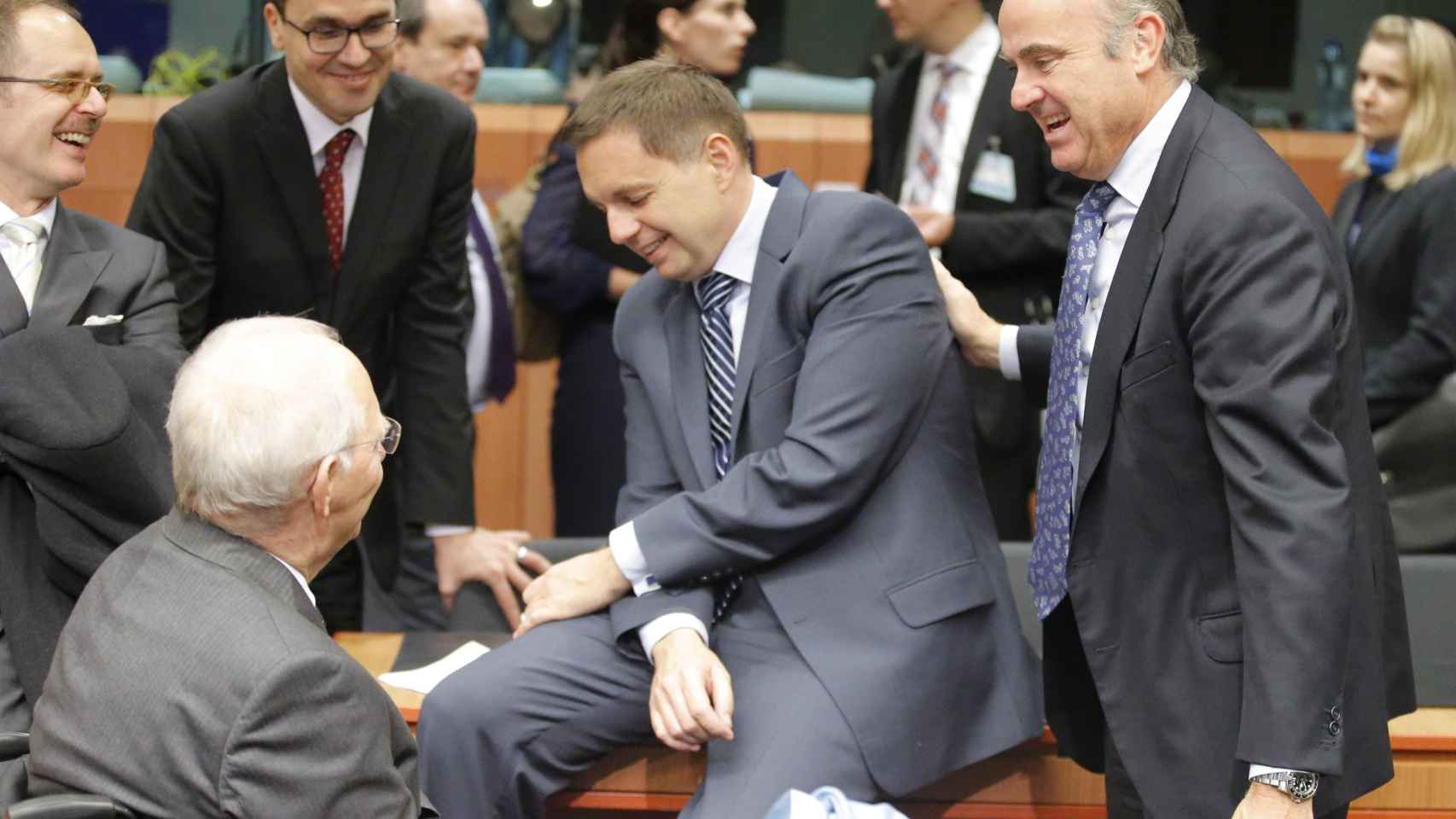 Luis de Guindos (d), en presencia del ministro eslovaco de Finanzas, Peter Kazimir (c), conversa con el ministro alemán de Finanzas, Wolfgang Schäuble en Bruselas / EFE