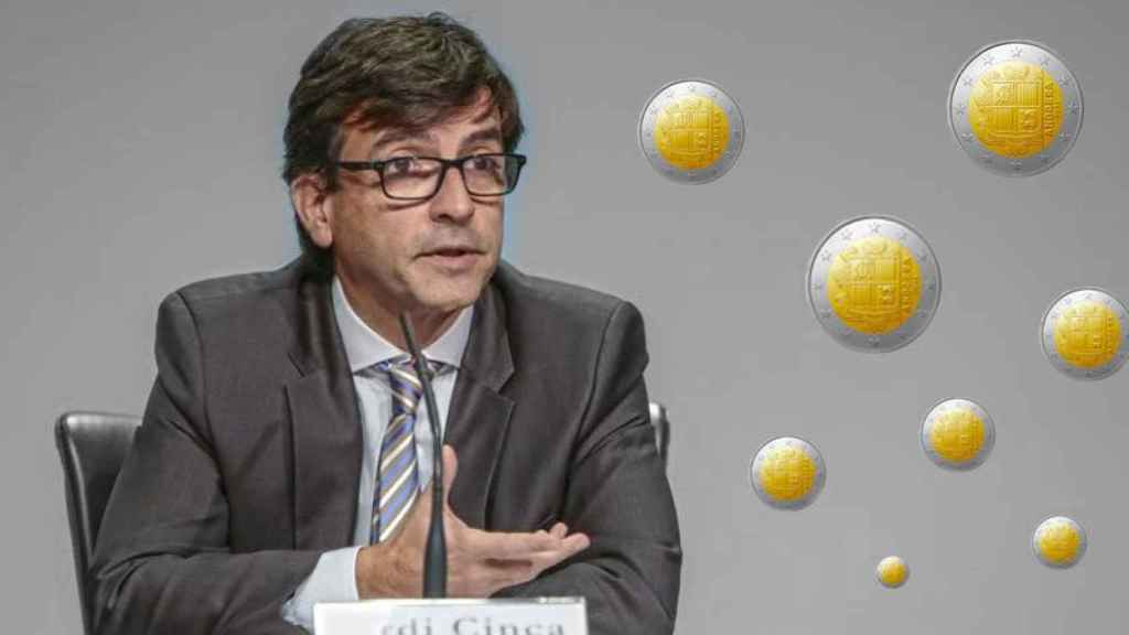 Jordi Cinca, ministro de Finanzas de Andorra en una imagen de archivo, y varias monedas de dos euros del Principado.