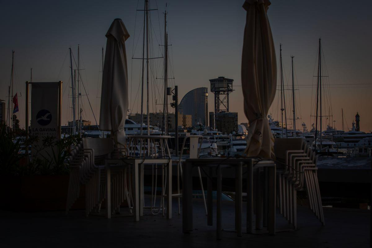 Una terraza vacía de un restaurante en Barcelona, una imagen que puede cambiar ante las buenas noticias que se avecinan en la restauración / EP