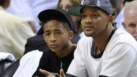 Jaden Smith, junto a su padre, Will Smith, en un partido de la NBA / EFE