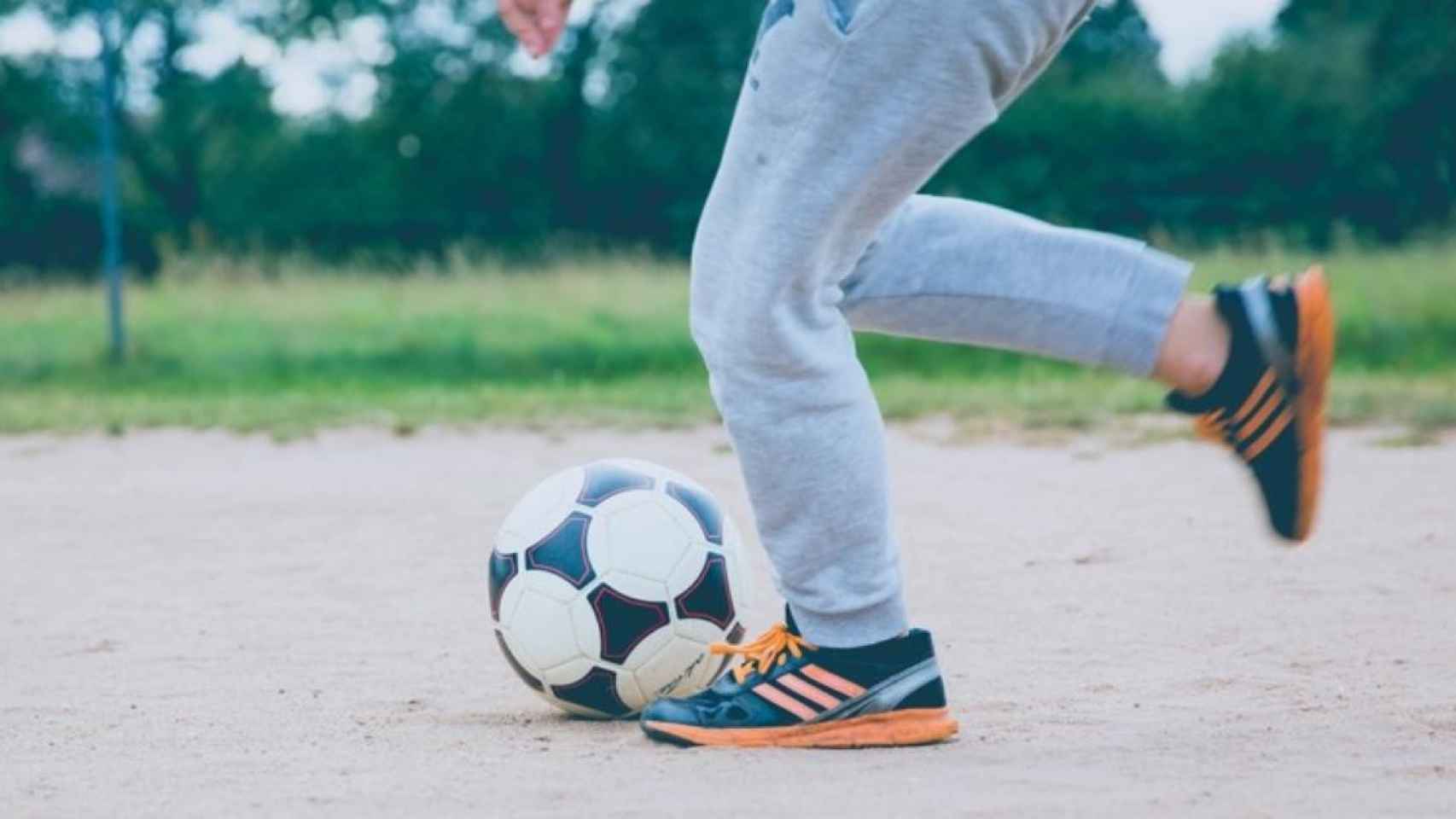 Niño jugando al fútbol con calzado deportivo / Markus Spiske en UNSPLASH