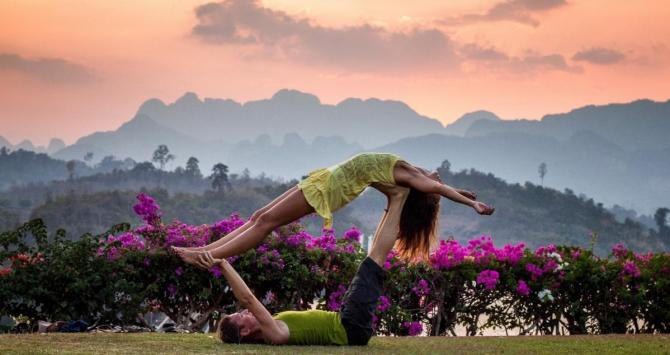 Acroyoga en pareja / Ruslan Zh en Unsplash