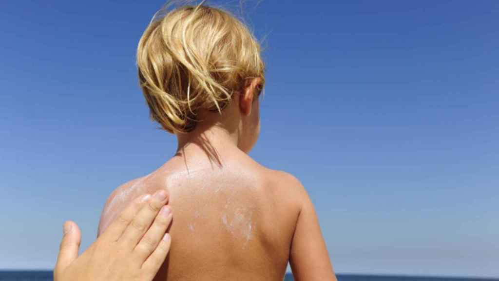 Un niño con fotoprotector en la playa / ARCHIVO