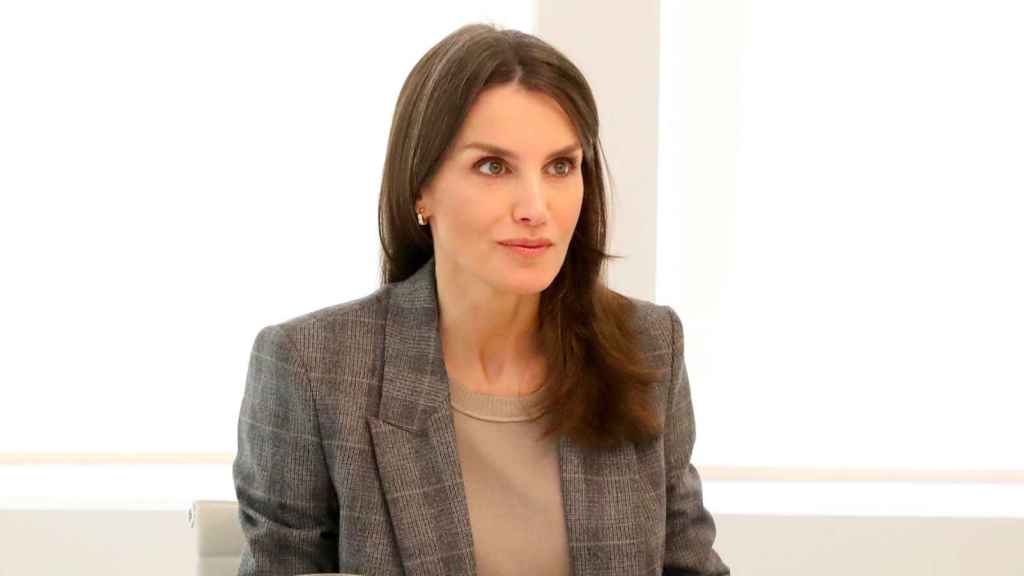 Letizia Ortiz reaparece con el pelo lleno de canas durante la crisis del coronavirus / AGENCIAS