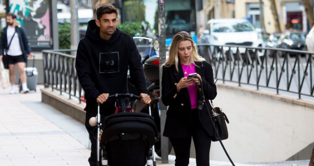 Enzo Zidane y Karen Gonçalves pasean a la pequeña Sía por las calles de Madrid