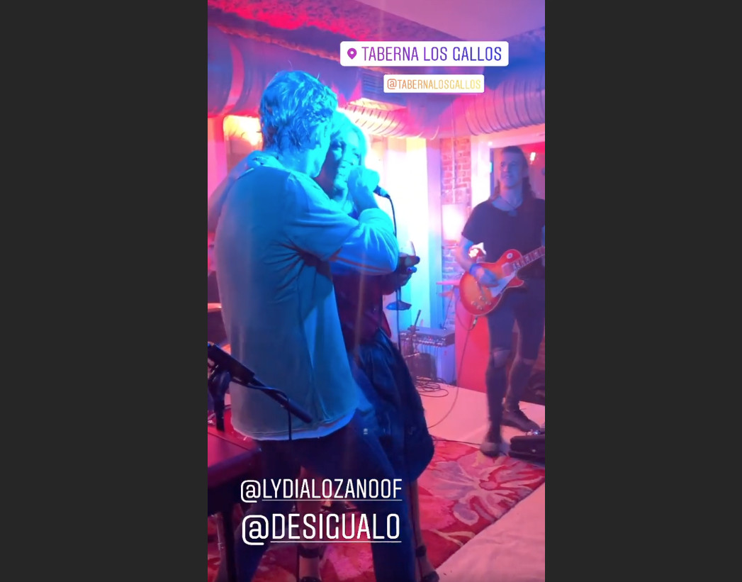 Lydia Lozano se sube al escenario a cantar con su copa en la mano / INSTAGRAM