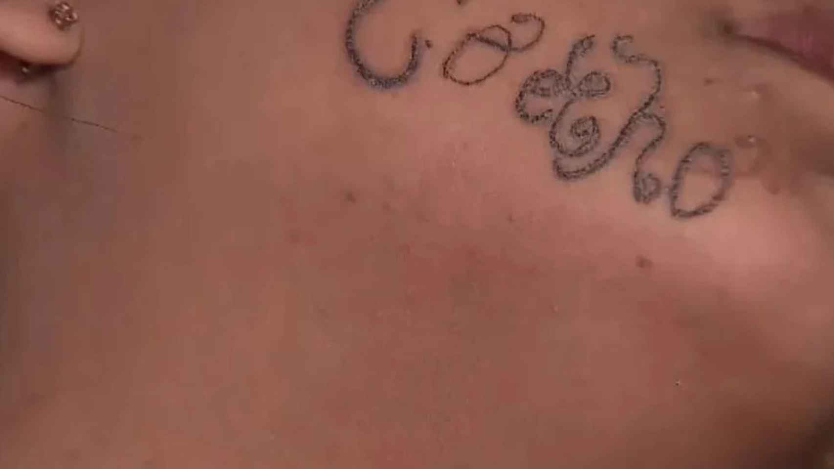 Nombre tatuado en la cara / REDES