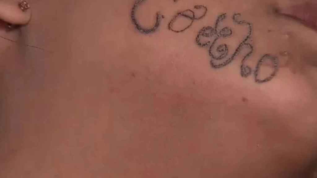 Nombre tatuado en la cara / REDES