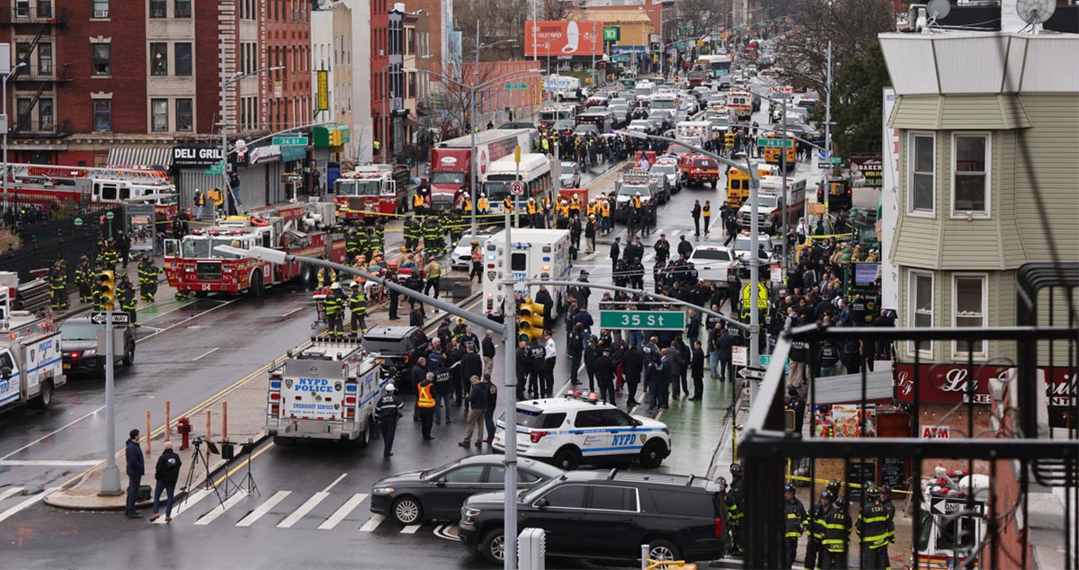 Los servicios de emergencias en las calles de Nueva York, tras el tiroteo / JUSTIN LANE - EPA