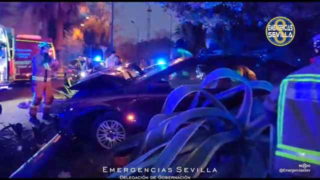 Un coche choca contra una farola / EMERGENCIAS SEVILLA