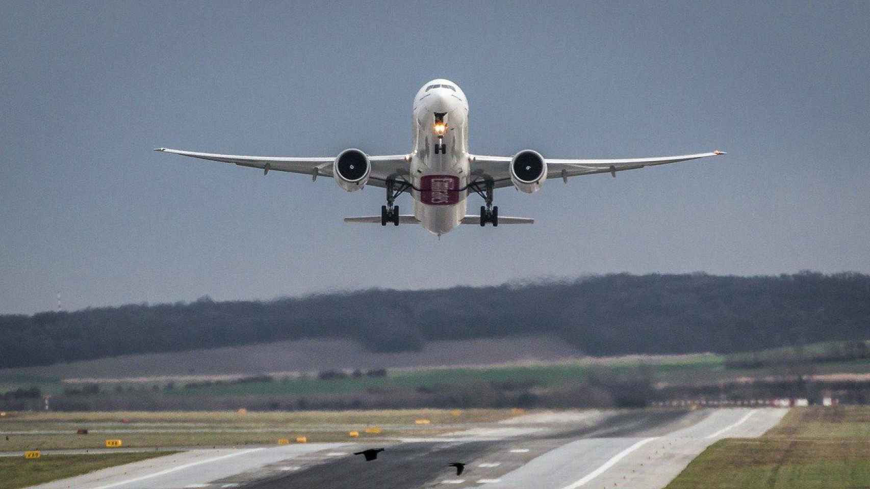 Un avión realiza la maniobra de despegue / PIXABAY