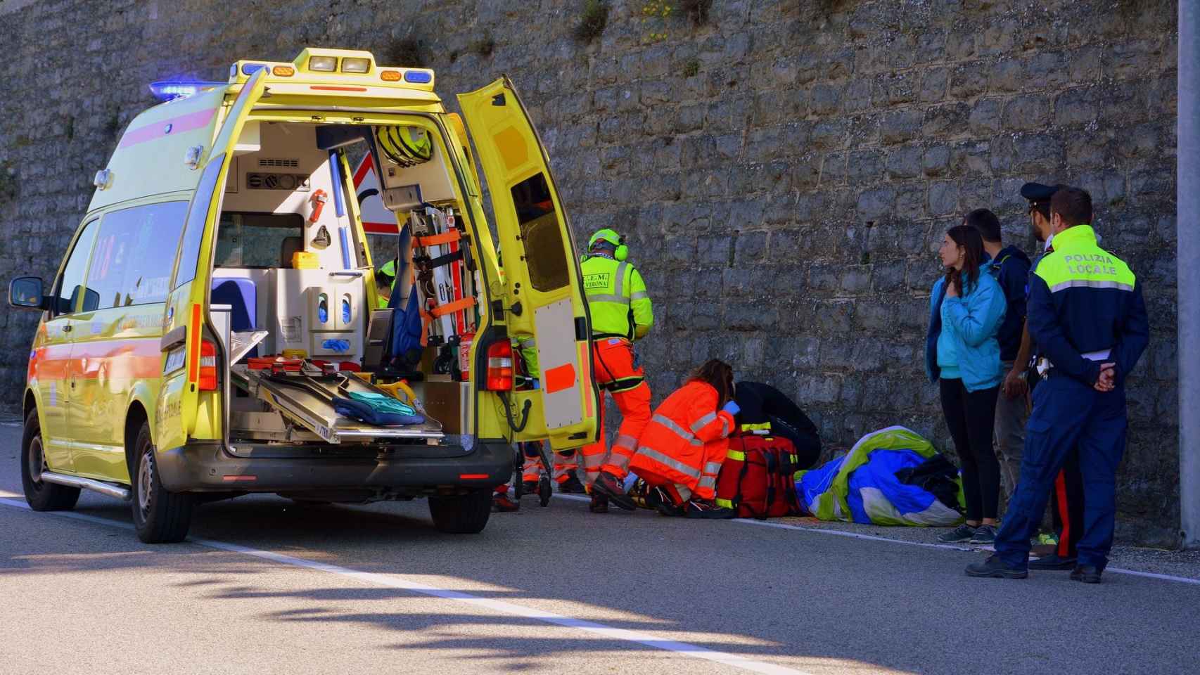 Una ambulancia socorre a una persona herida / CG