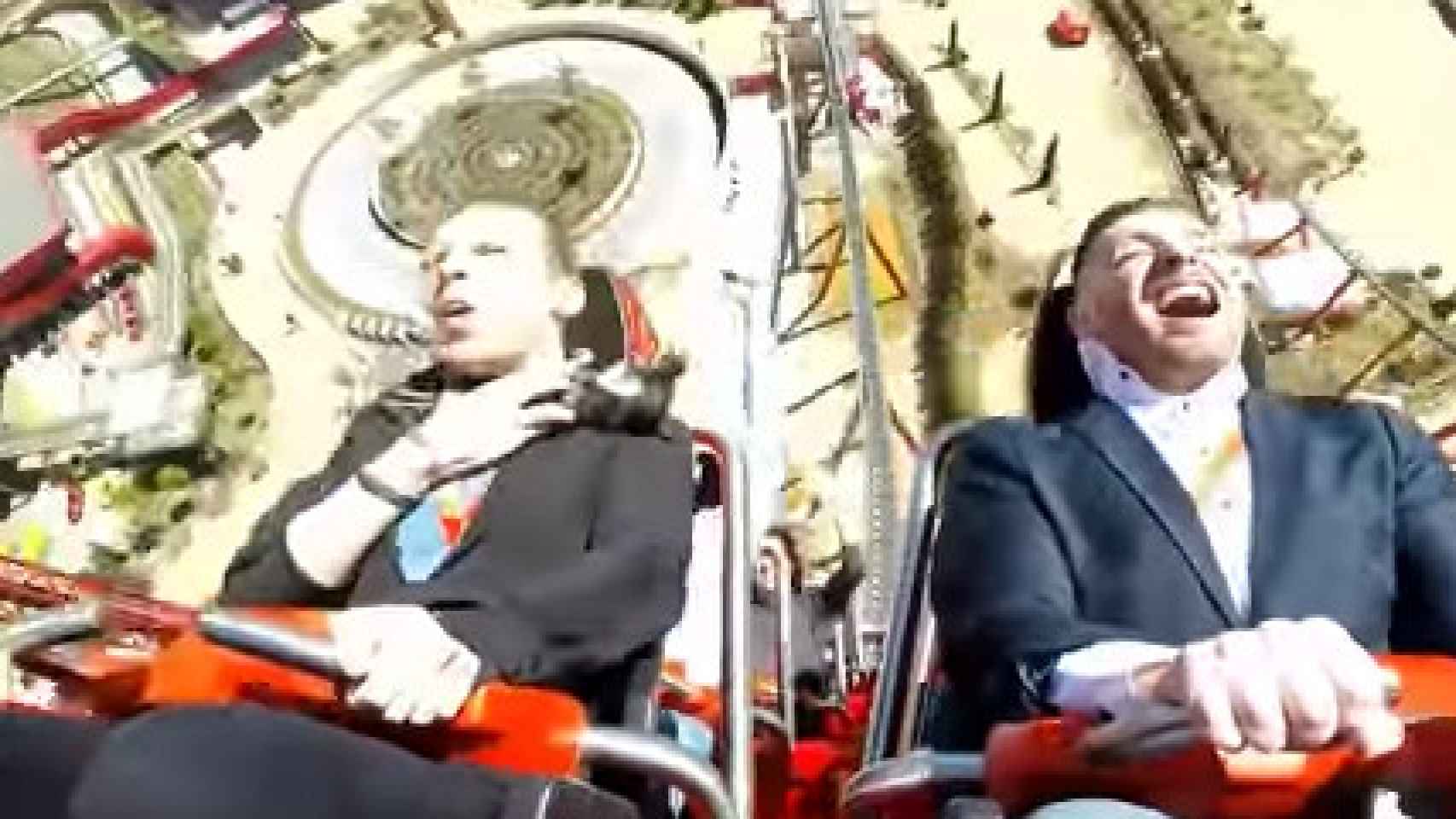 El pájaro impacta en el cuello del chico durante el recorrido de Ferrari Land