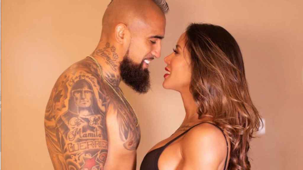 Arturo Vidal y Sonia Isaza se miran a los ojos /REDES