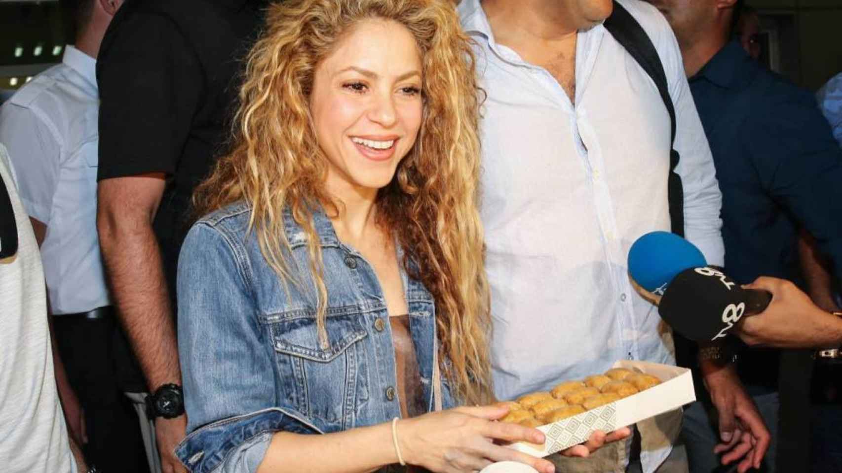 Shakira atentiendo a la prensa