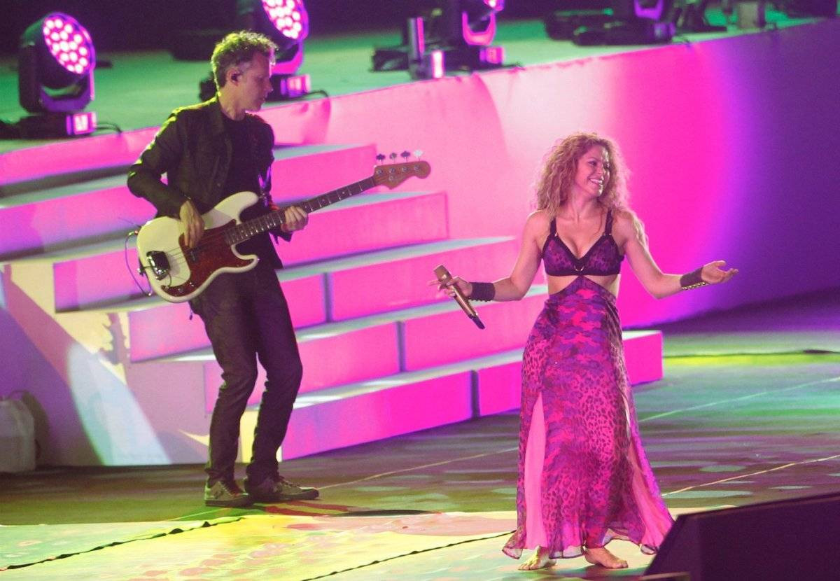 Shakira descalza en un concierto