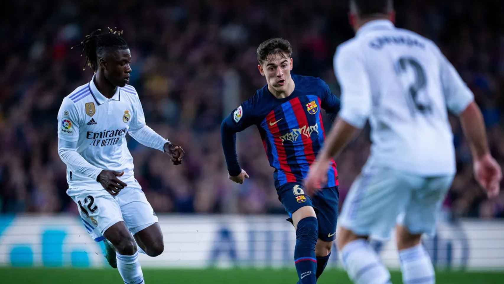 Gavi comanda una jugada contra Camavinga y Carvajal, durante la victoria del Barça en el clásico de la Liga / FCB