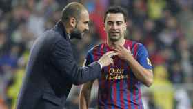 Pep Guardiola dando órdenes a Xavi Hernández con el Barça / EFE