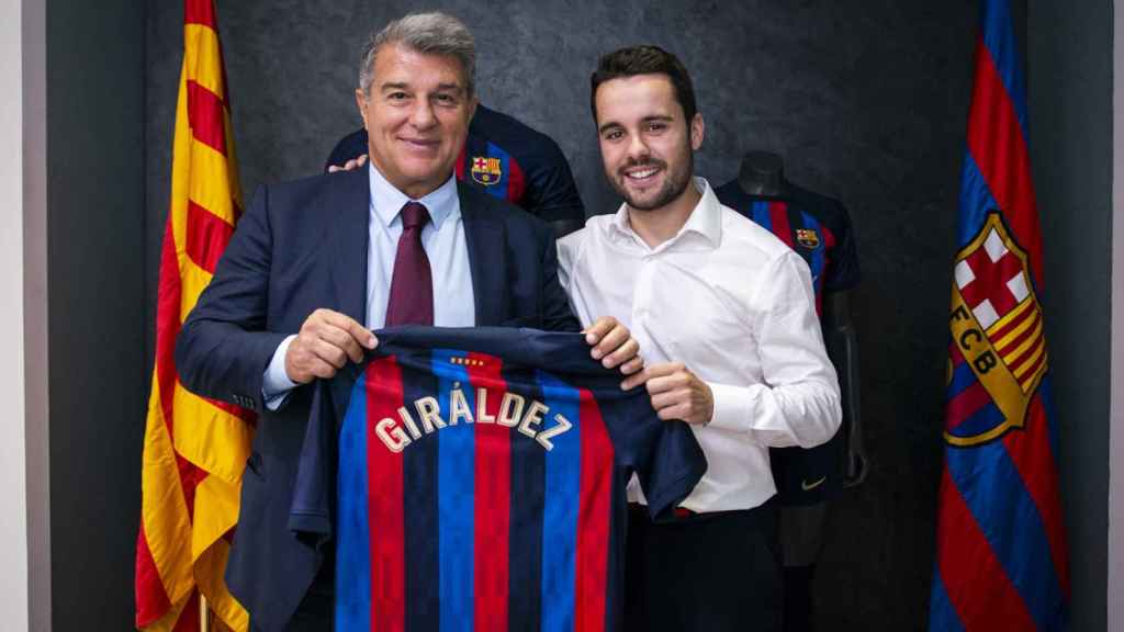 Jonatan Giráldez, posa junto a Joan Laporta, en la firma de su renovación con el Barça Femenino / FCB