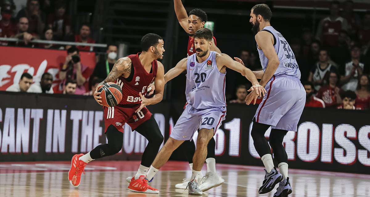 Laprovíttola y Mirotic, defendiendo una jugada en el partido del Bayern contra el Barça / EFE