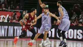 Laprovíttola y Mirotic, defendiendo una jugada en el partido del Bayern contra el Barça / EFE